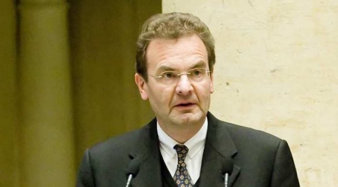 Francisco reincorporó al promotor de condones despedido en Orden de Malta