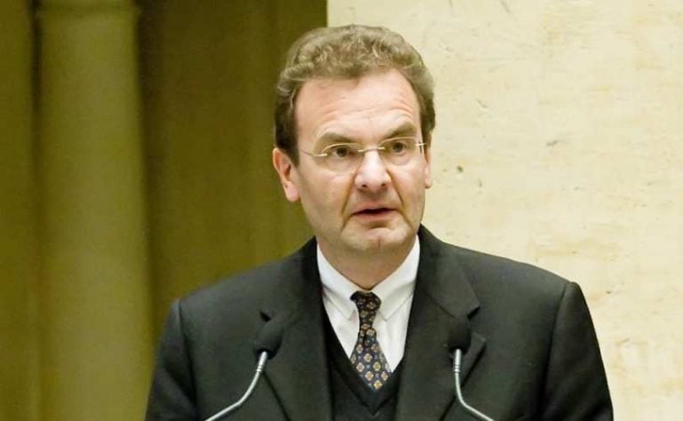 Francisco reincorporó al promotor de condones despedido en Orden de Malta