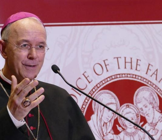 Monseñor Schneider explica las restricciones que ha impuesto el Vaticano a sus viajes