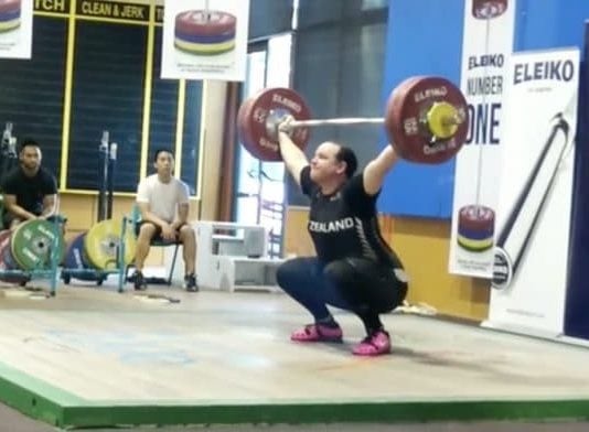 Un hombre transgénero, campeona de levantamiento de peso de Australia