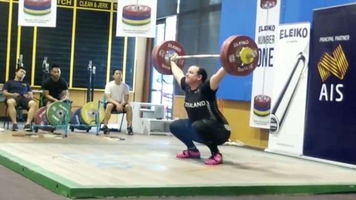 Un hombre transgénero, campeona de levantamiento de peso de Australia