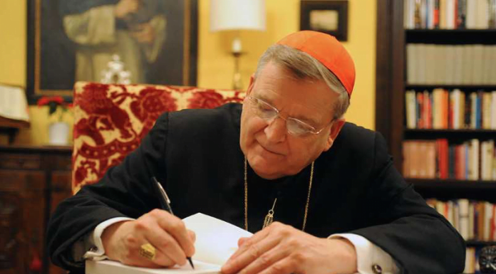 El Cardenal Burke solicita reparación por Misa Negra
