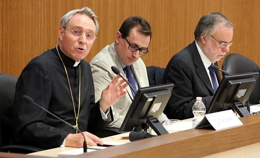 El Arzobispo Ganswein y el Papa de dos cabezas