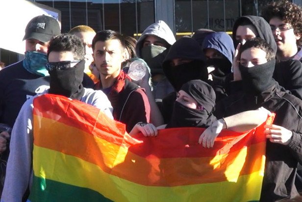 Arsuaga defiende la libertad de expresión ante una jauría de radicales y pro-LGTB en la Complutense