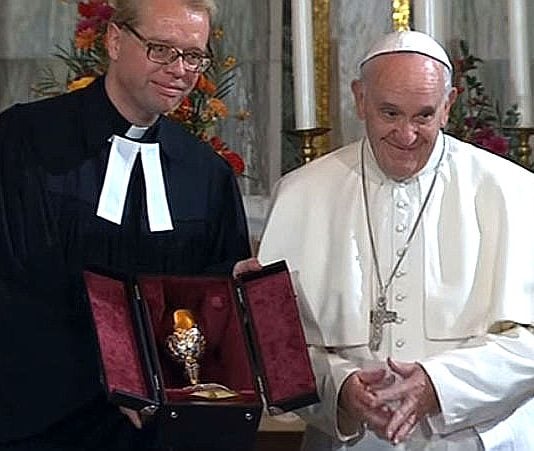 ¡LO QUE FALTABA! El Papa no tiene claro si una luterana puede comulgar en una misa católica