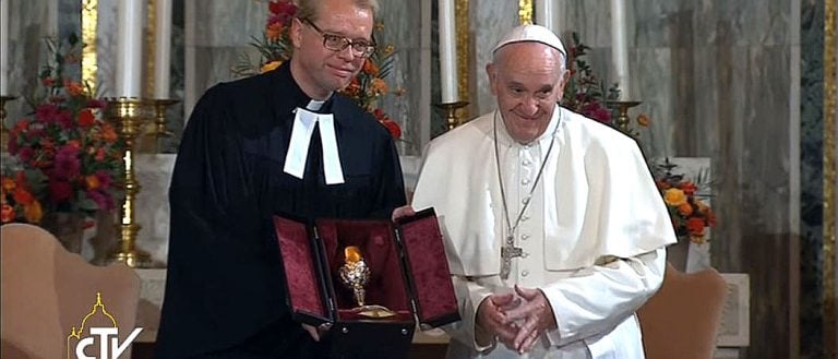 ¡LO QUE FALTABA! El Papa no tiene claro si una luterana puede comulgar en una misa católica
