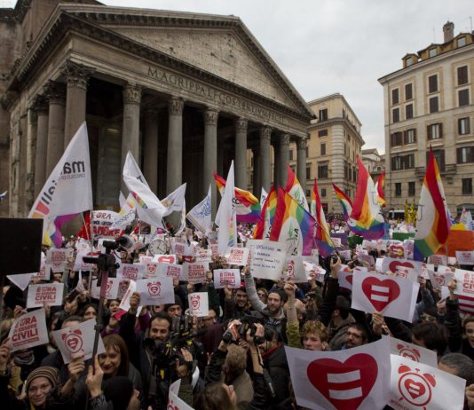 Aprobado histórico proyecto de Ley sobre los derechos de los gays en Italia; el Papa Francisco permanece en silencio.