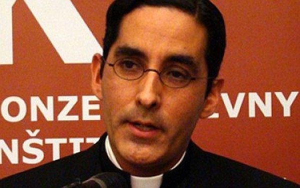 Sacerdote que niega la comunión a lesbianas despojado de facultades sacerdotales