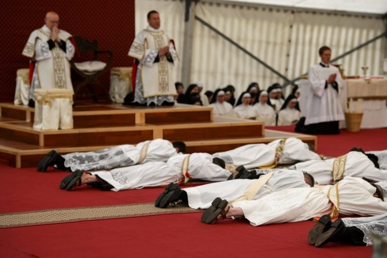 Vuestra actitud demuestra la necesidad de una regularización de la FSSPX