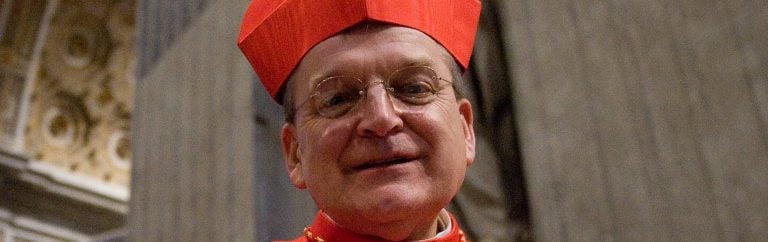 El cardenal Burke apoya firmemente la propuesta del cardenal Sarah para el culto ‘ad orientem’