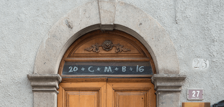 El marcado con tiza de las puertas: Explicación de una tradición de la epifanía