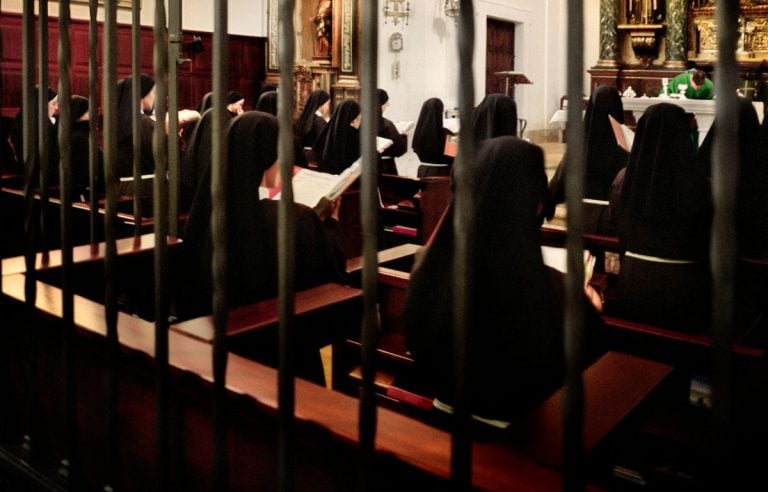 El Papa de la “inclusión”: declara a extranjeras y ancianas personae non gratae en los claustros