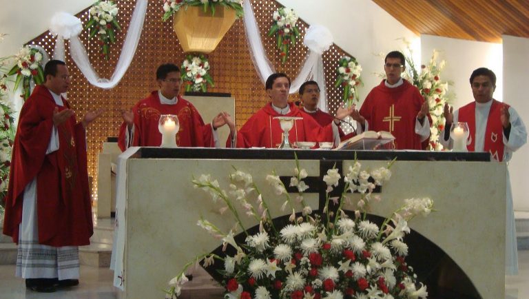 Los altares ya no se destruyen, pero son sustituidos por las mesas. ¿Para cenar?