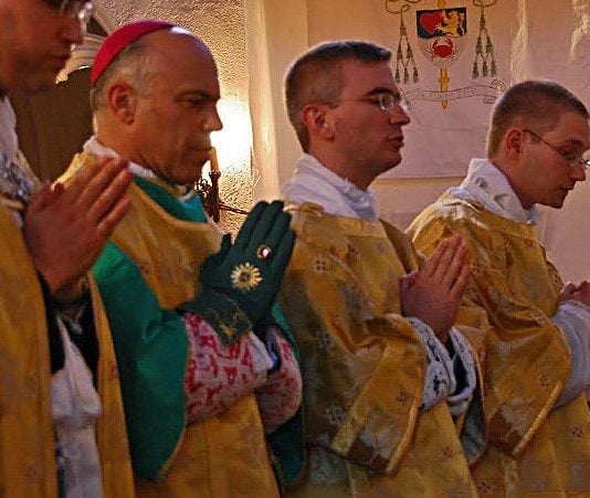 ¿Doble moral en la selección de miembros del Sínodo? Los curiosos casos del Cardenal Tong Hon y el Arzobispo Cordileone