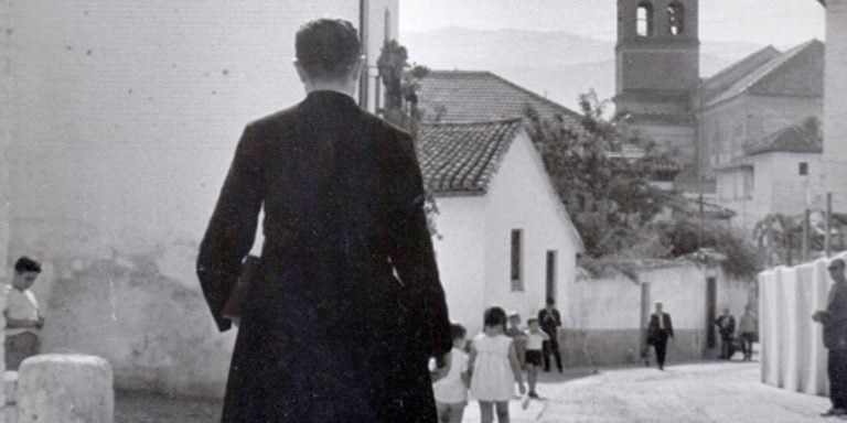 El via crucis de un párroco católico