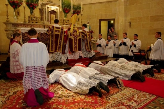 Todos los Santos de Dios, ¡Rogad por nosotros! Vídeo letanía de los santos durante ordenaciones