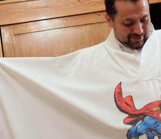 Desacralización del sacerdocio