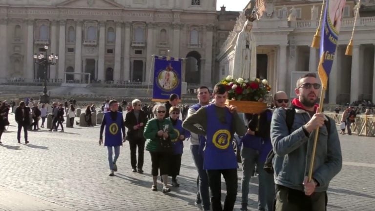 Procesión de reparación durante la profanación anglicana del Vaticano
