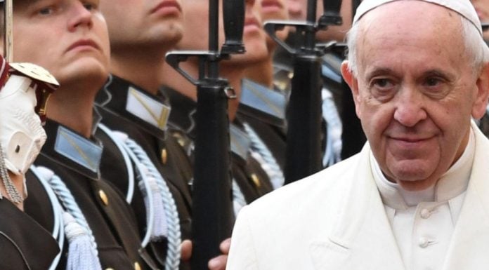 El papa Francisco ya no disimula su estrategia para manipular el resultado del Sínodo de la Juventud