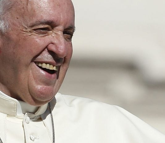 Ahora lo advierte un teólogo anglicano: Este Papa no es católico
