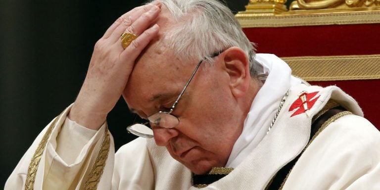 Socci: “Querido Papa Francisco, nosotros adoramos a Dios, no a los hombres”