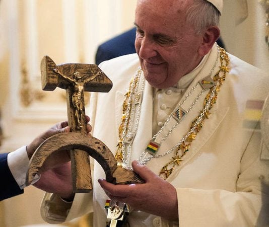 Condecoraciones de Evo a Francisco ofrecidas a la Virgen de Copacabana