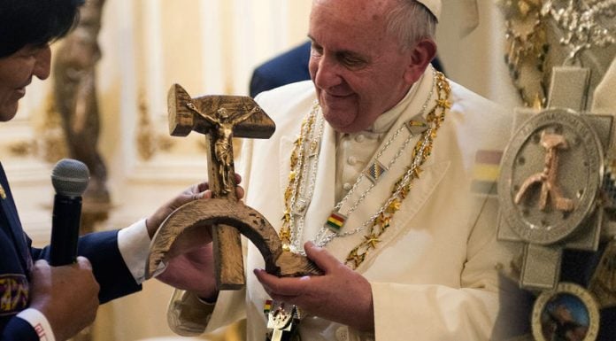 Condecoraciones de Evo a Francisco ofrecidas a la Virgen de Copacabana