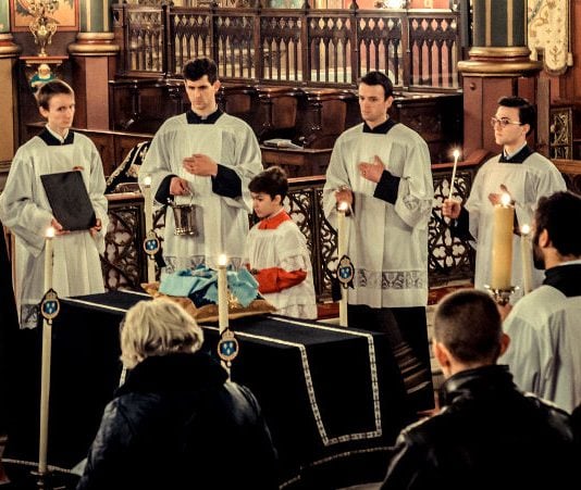 La crueldad hacia los fallecidos de los funerales modernos
