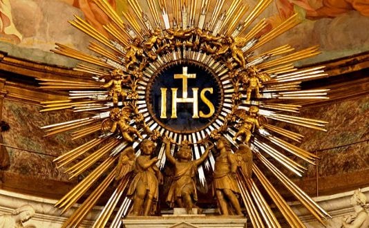 Al nombre de Jesús, toda rodilla se doble