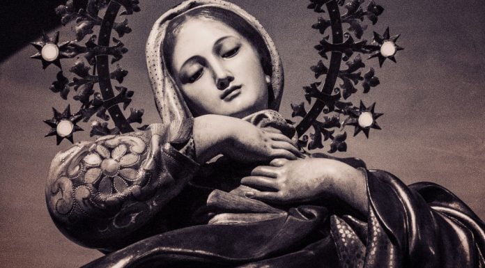 ¡Es necesario que María Reine!