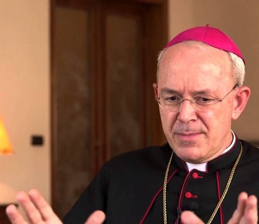 ¿Cómo recibir a Jesucristo realmente presente en cada hostia? Entrevista a Mons. Athanasius Schneider