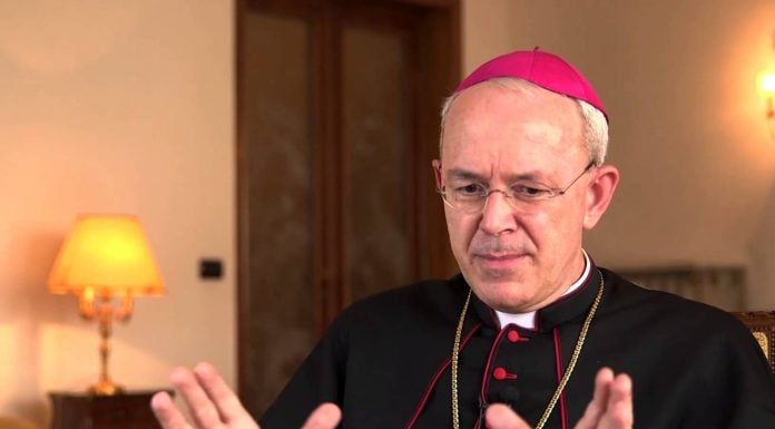 ¿Cómo recibir a Jesucristo realmente presente en cada hostia? Entrevista a Mons. Athanasius Schneider