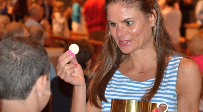 ¿Cree la Iglesia todavía en la presencia de Dios en la Eucaristía? Visto desde fuera, no lo parece