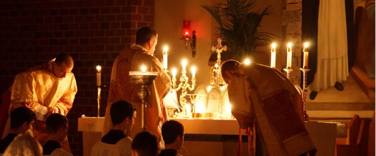 El deber y honor de dar gracias después de la Misa