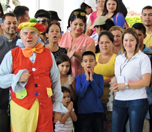 Monseñor Moronta se viste de payaso y reza con los niños