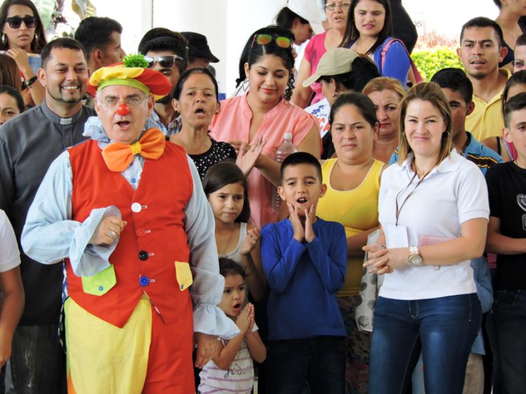 Monseñor Moronta se viste de payaso y reza con los niños
