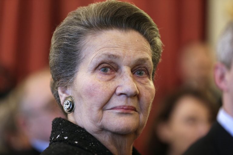 Conferencia episcopal francesa rinde homenaje a la mayor defensora del aborto