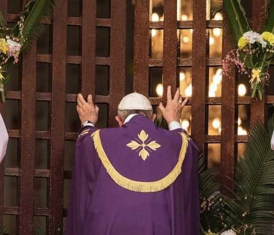 Bergoglio, el hombre que nunca se arrodilla delante de Dios