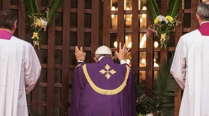 Bergoglio, el hombre que nunca se arrodilla delante de Dios