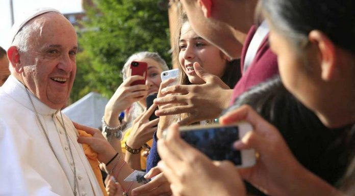 IMPRESCINDIBLE: La papolatría al descubierto