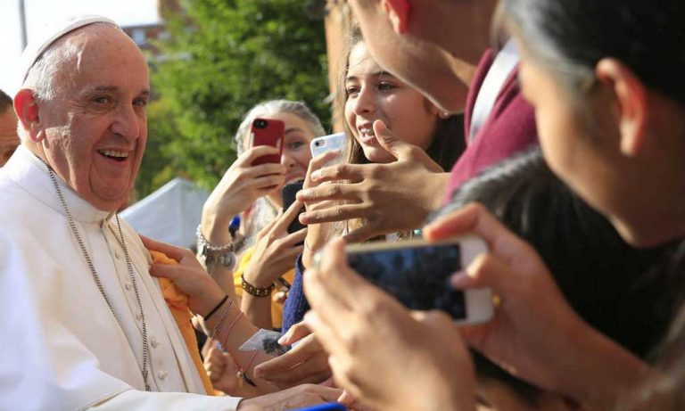 IMPRESCINDIBLE: La papolatría al descubierto