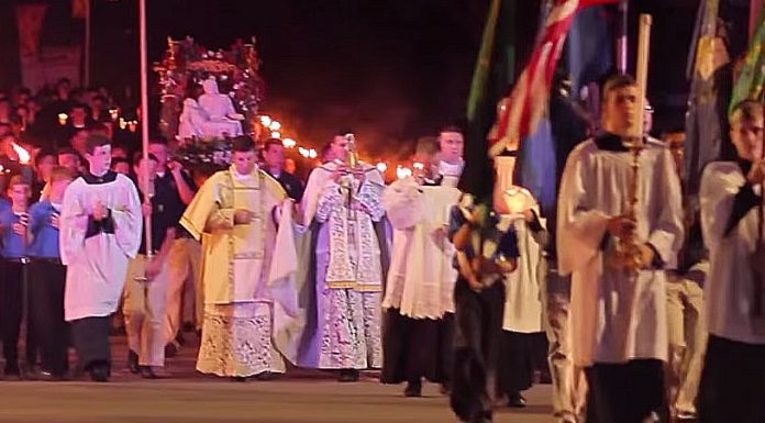 Impresionante procesión mariana de rogativas por el Sínodo