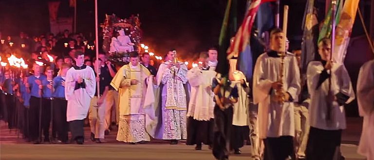 Impresionante procesión mariana de rogativas por el Sínodo