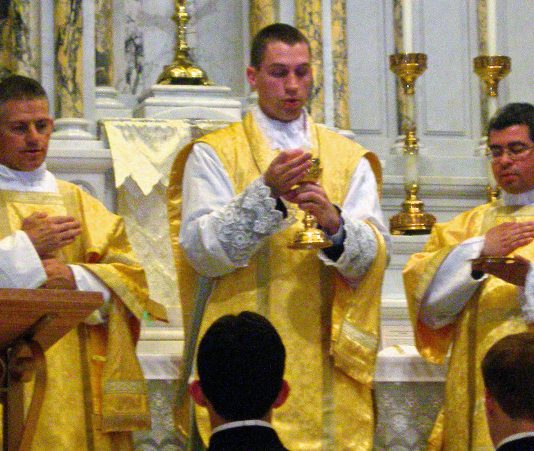 Entrevistamos al padre Romanoski, FSSP: la comunión de rodillas y en la boca