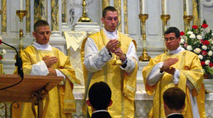 Entrevistamos al padre Romanoski, FSSP: la comunión de rodillas y en la boca