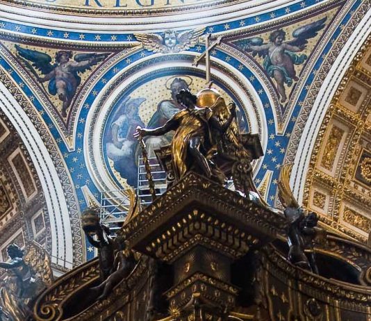 Luteranos reciben la comunión durante una misa en el Vaticano