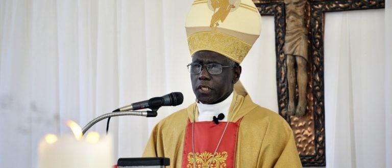 El jefe de la liturgia del Vaticano insta a los sacerdotes para celebrar la misa mirando hacia Oriente
