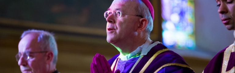 El obispo Schneider ofrece esperanza en medio de la crisis permitida por «la Divina Providencia»