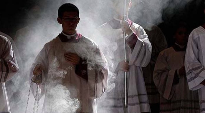 El acólito, muy cerca de Dios