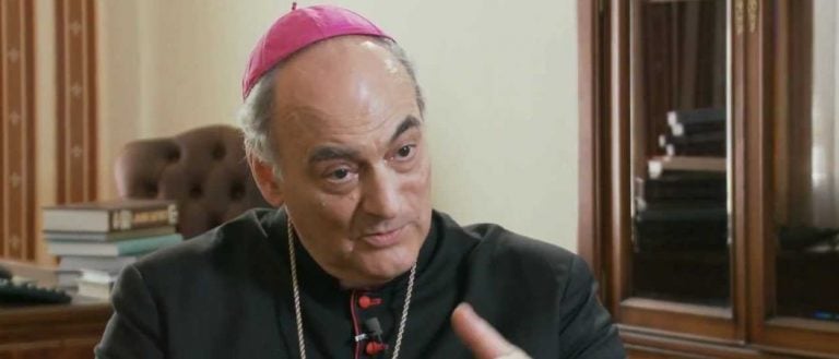 Arzobispo en el Vaticano: Apaguen su aire acondicionado… o aténganse al fuego eterno del infierno